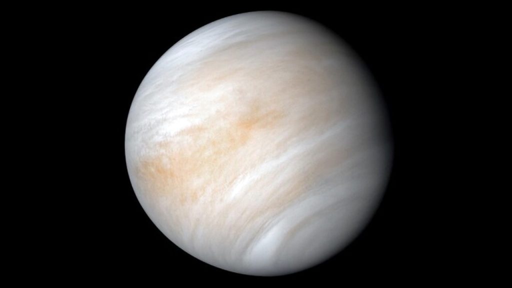 ما سبب التبخر السريع للماء على كوكب الزهرة؟