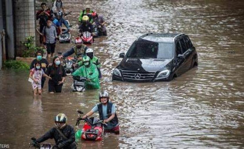 ارتفاع عدد ضحايا فيضانات إندونيسيا إلى 67 قتيلا