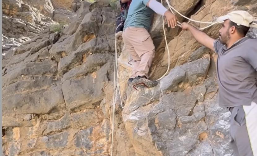 فريق “الرامي” ينظم حملة لصيانة الدروب الجبلية في العوابي