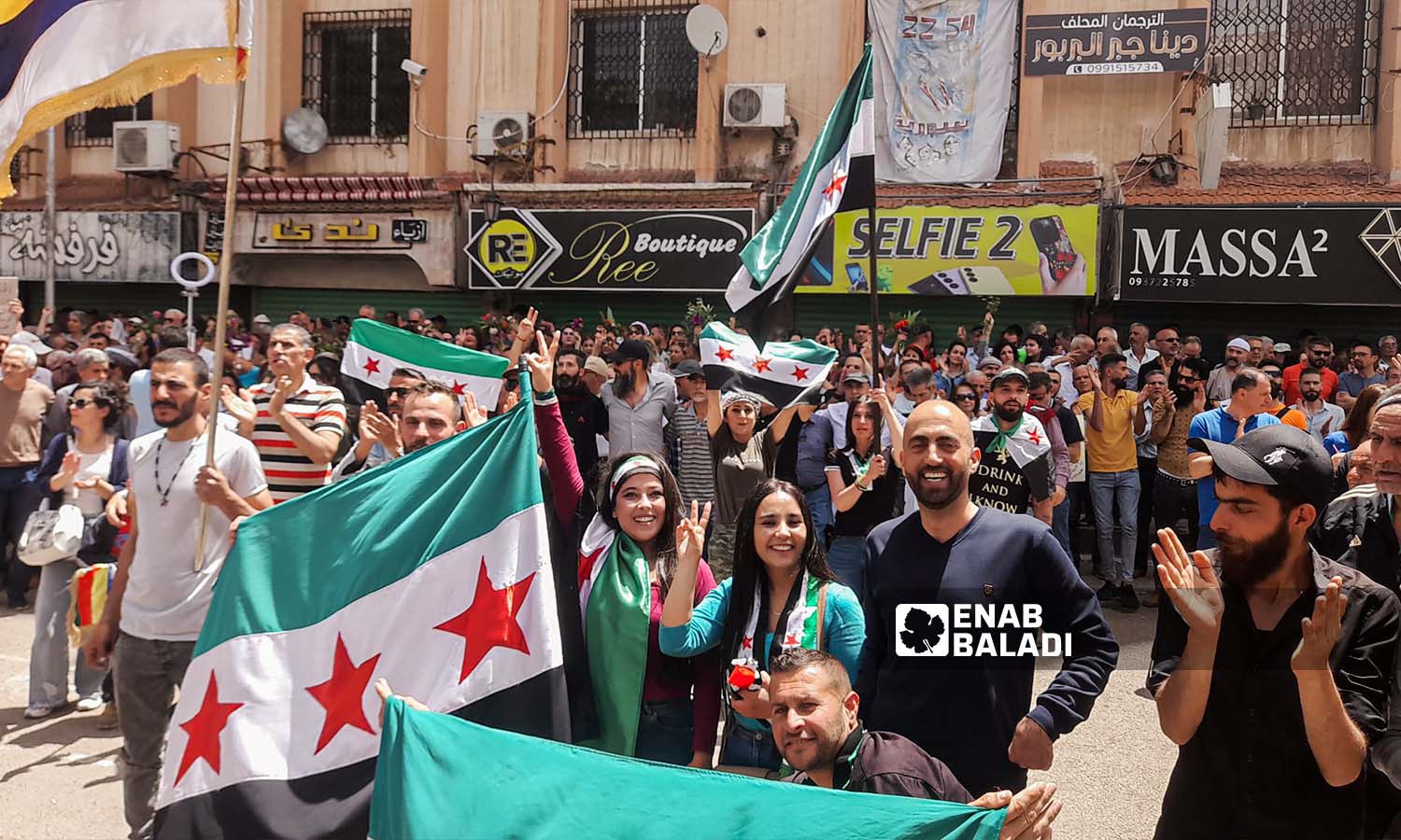 شابات وشبان يشاركون في حراك السويداء السلمي المتواصل منذ آب 2023 بمشاركة مختلف مكونات المجتمع- 10 من أيار 2024 ()