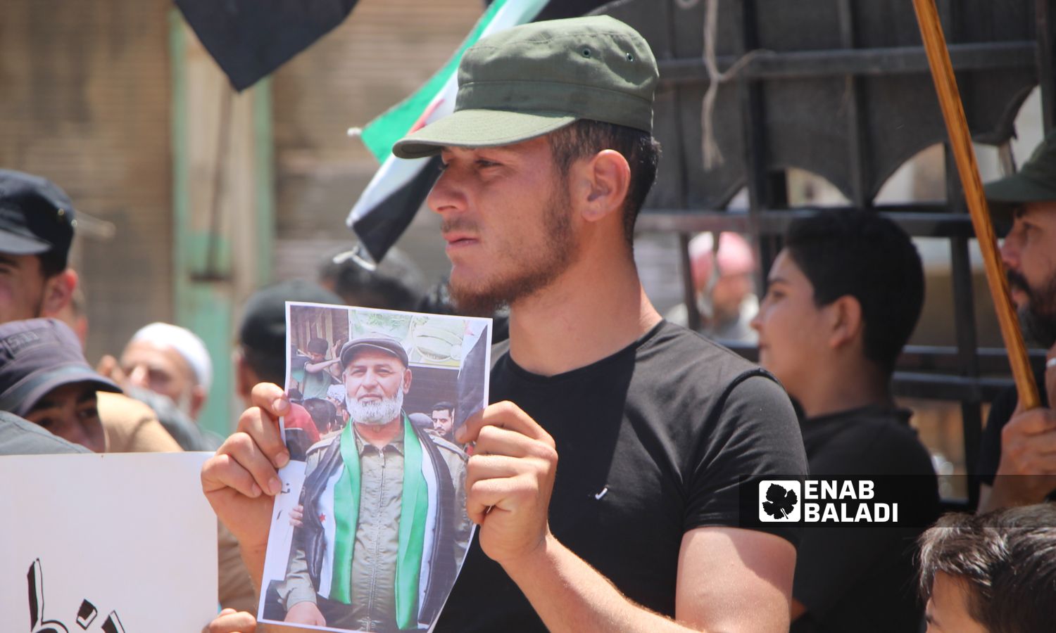 متظاهرون يطالبون بإسقاط "أبو محمد الجولاني" والإفراج عن المعتقلين في حربنوش شمالي إدلب - 7 من حزيران 2024 (/ إياد عبد الجواد)