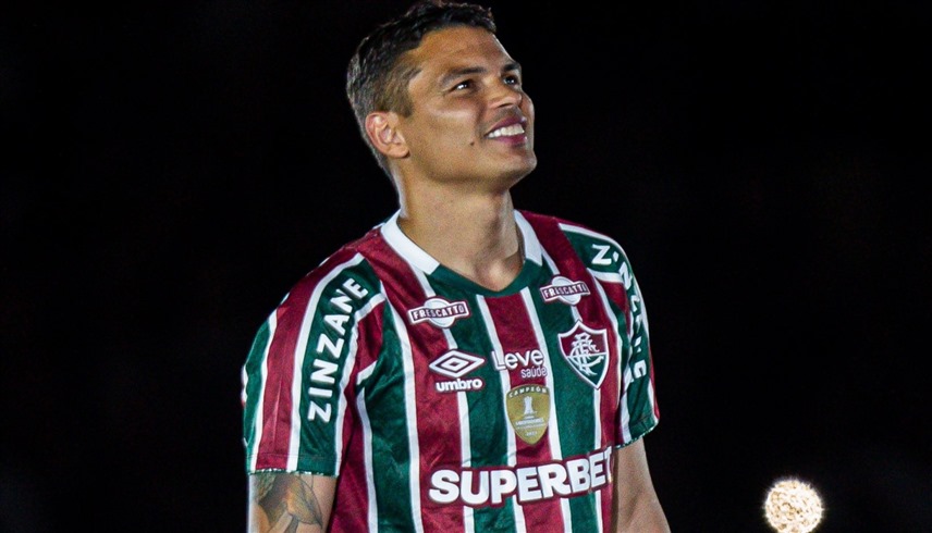 تياغو سيلفا يحتفل بعودته إلى فلومينينسي البرازيلي