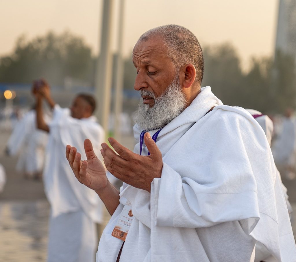 حجاج بيت الله الحرام على صعيد (عرفات) .. قلوب وجلة وألسنة تفيض بالدعاء
