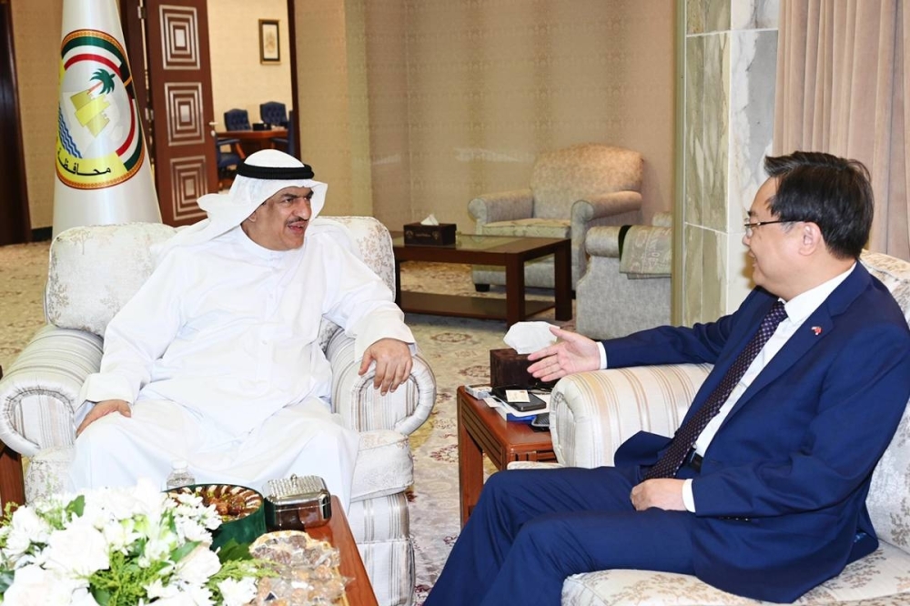 محافظ الجهراء يبحث وسفير الصين سبل تعزيز التعاون