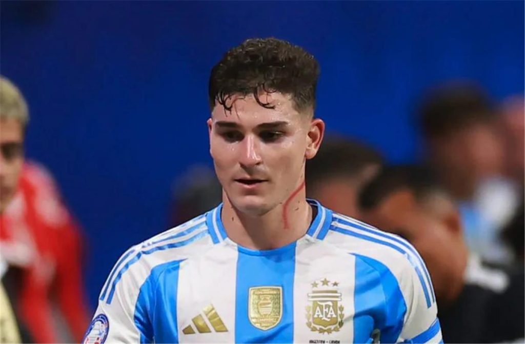 ألفاريز يوضح سبب “خدش رقبته” في مباراة الأرجنتين وكندا بـ كوبا أمريكا 2024