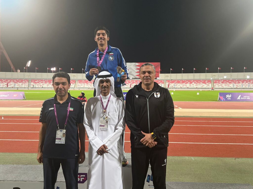 العداء عبد اللطيف الفيلكاوي يهدي الكويت فضية سباق 800 متر للألعاب المدرسية بالبحرين