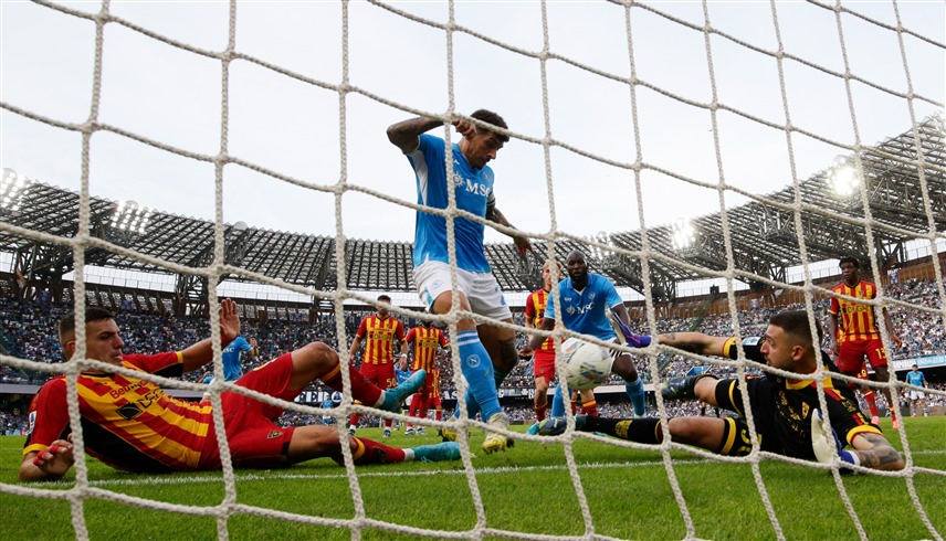 نابولي يهزم ليتشي العنيد ويحلق في صدارة الكالتشيو