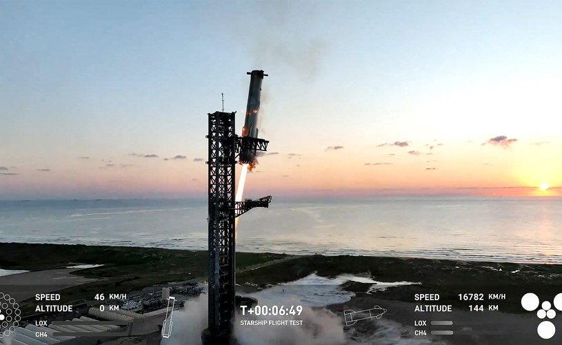 «سبايس إكس» تنجز سابقة فضائية وتستعيد الطبقة الأولى من صاروخها العملاق «ستارشيب»