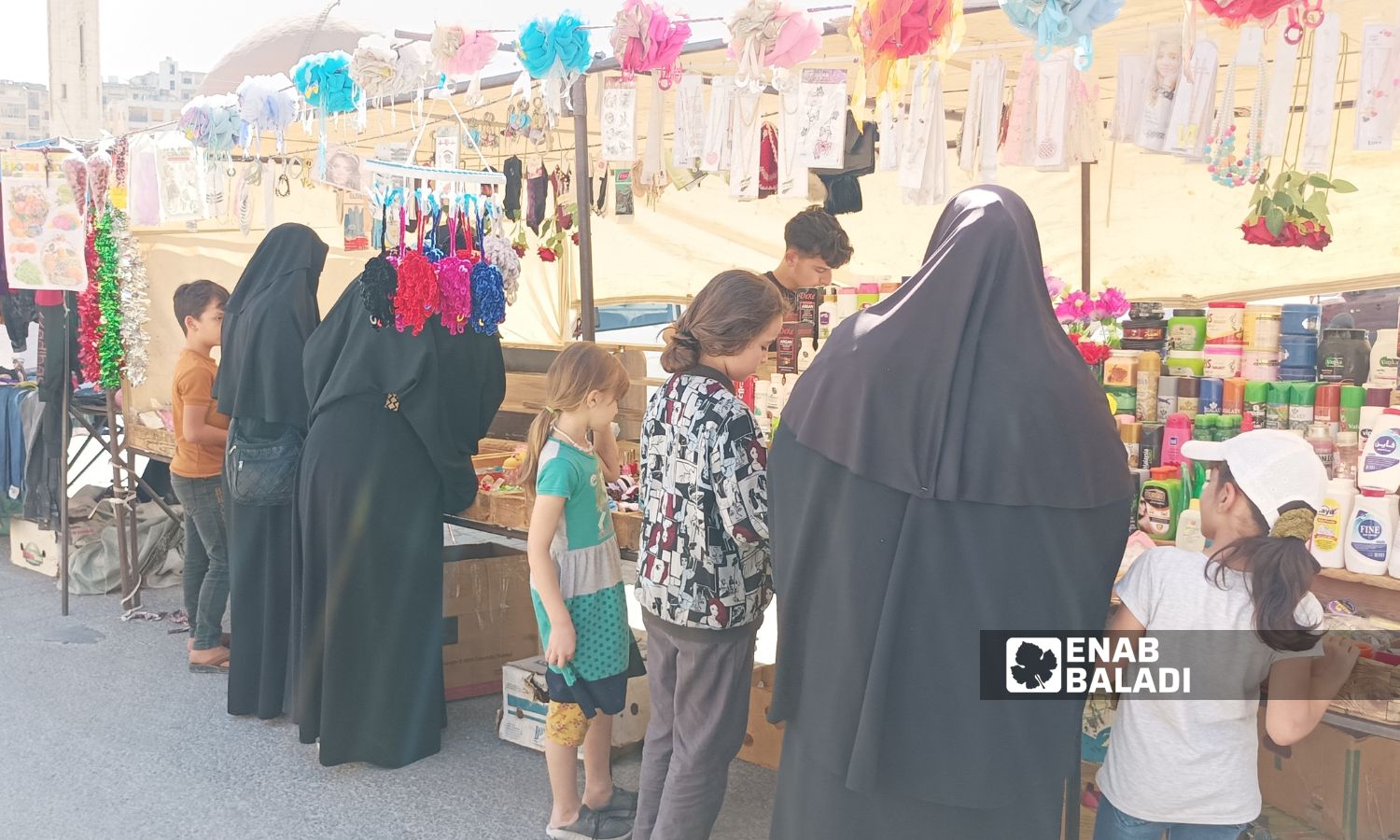 يشتري أصحاب الدخل المحدود احتياجاتهم من "البسطات" في إدلب - 28 من أيلول 2024 (/ سماح علوش)