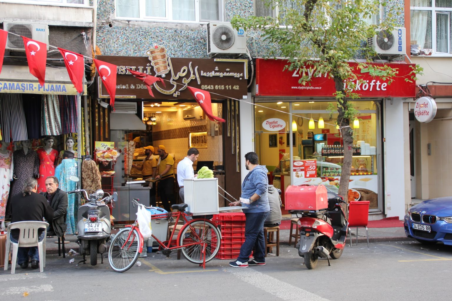 السوريون أكبر المستفيدين… تسهيلات جديدة للعمالة الأجنبية تشمل أصحاب “الحماية المؤقتة”