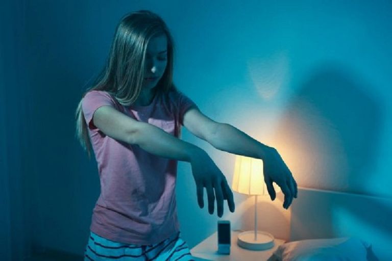 ما الذي يسبب المشي أثناء النوم؟