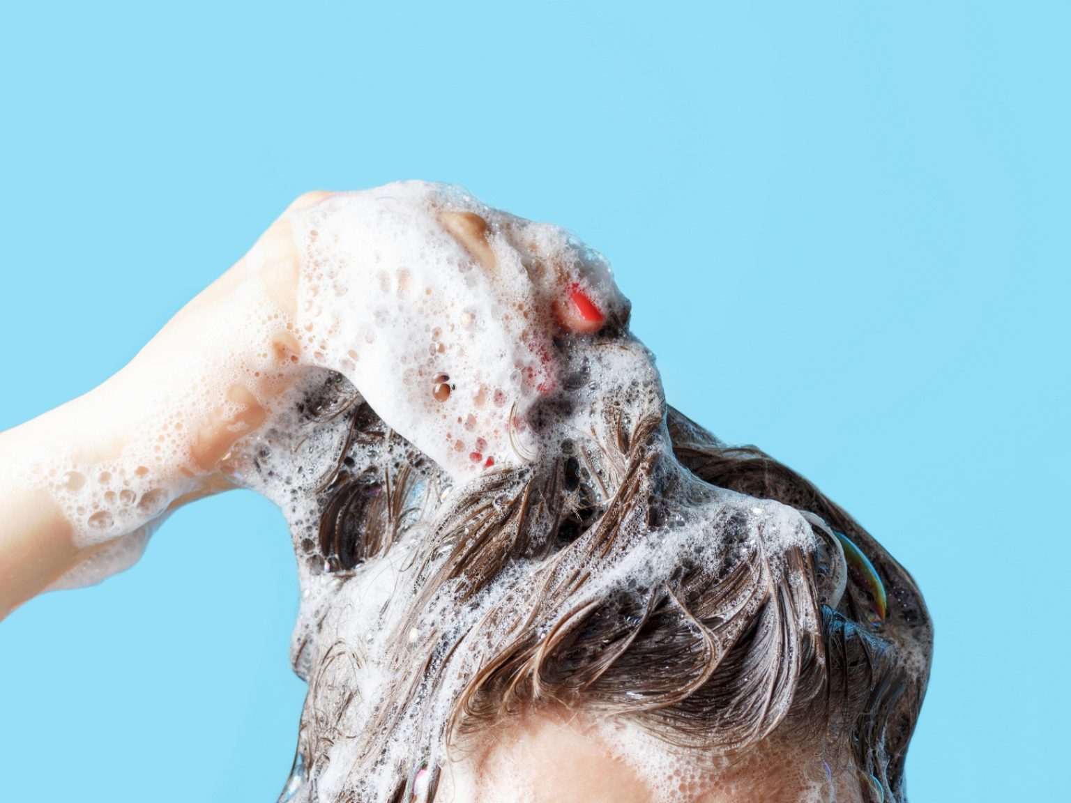 بدائل طبيعية لغسل الشعر بدون شامبو