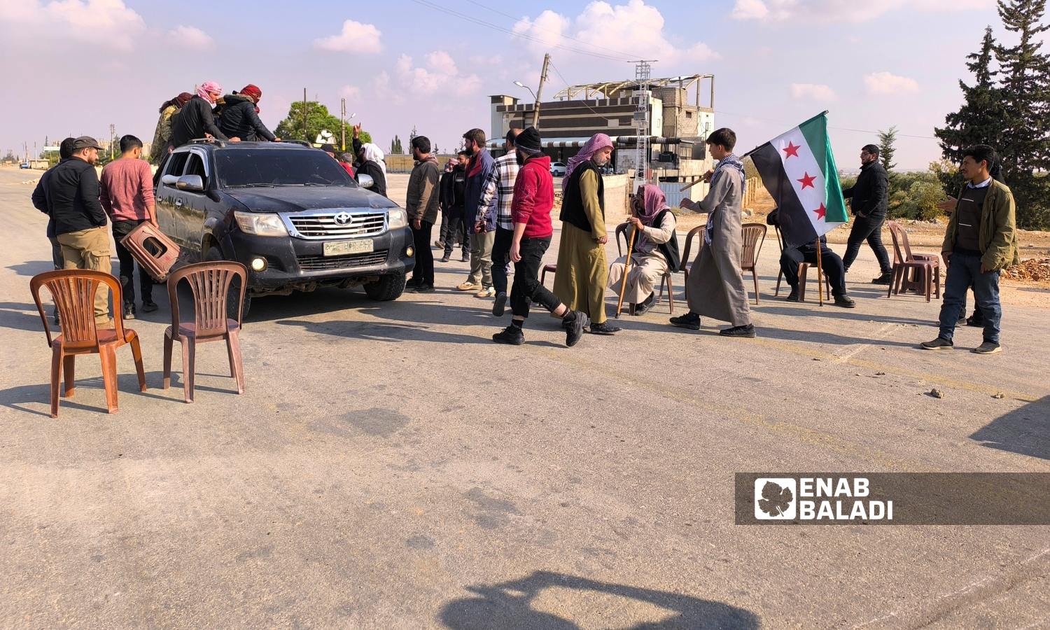 قطع طريق معبر أبو الزندين من قبل المعتصمين قرب مدينة الباب شرقي حلب - 4 تشرين الثاني 2024 (/ وليد الإدلبي)