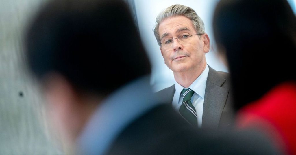 الدولار يتراجع من أعلى مستوى بعد ترشيح بيسنت وزيراً للخزانة