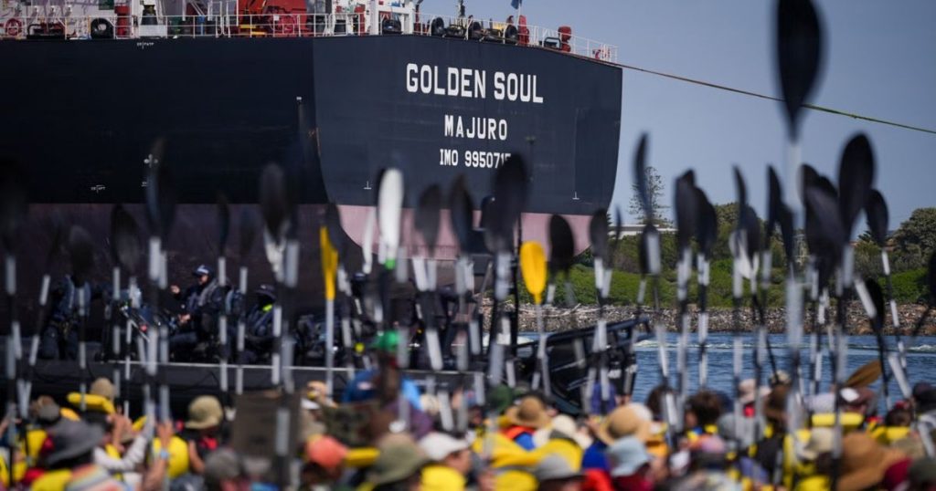 نشطاء يمنعون سفينة من الرسو في ميناء أسترالي لتصدير الفحم