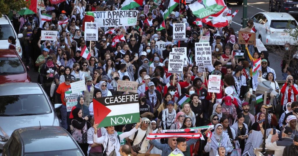 عباس يهنئ ترمب: ملتزمون بالسلام.. وحماس: نطالب بوقف الانحياز