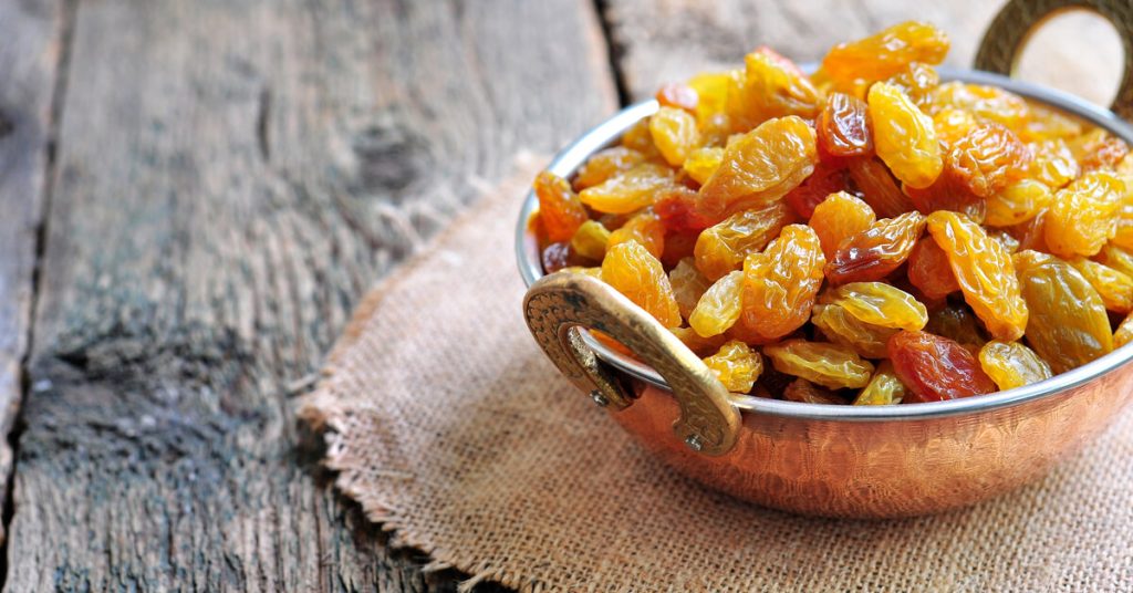 أهمية تناول الزبيب بانتظام