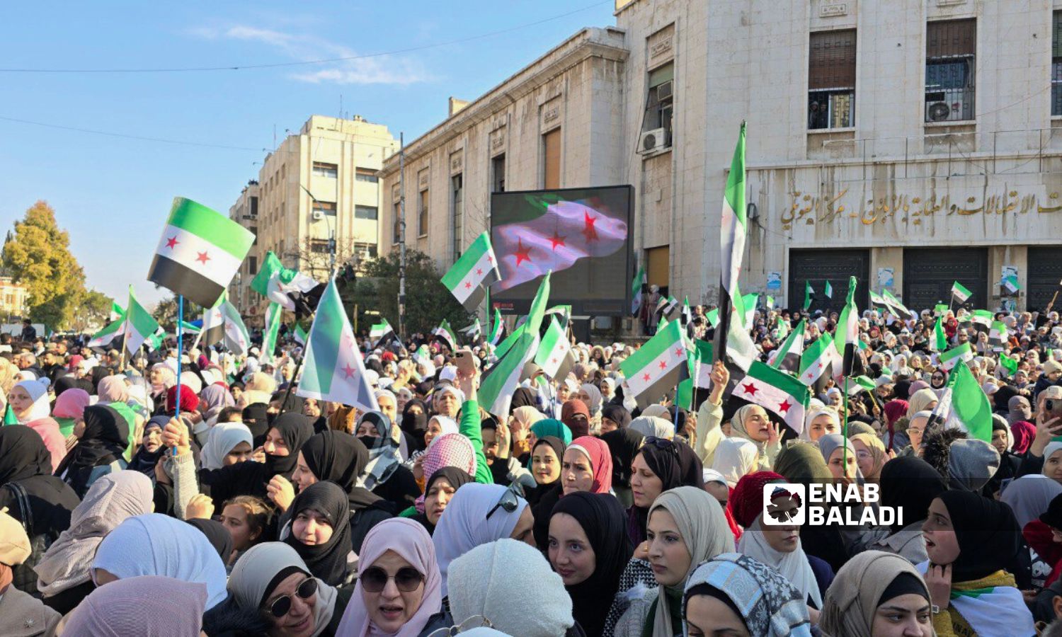 آلاف السوريين في حماة يحتفلون بسقوط النظام - 13 كانون الأول 2024 (/ إياد عبد الجواد)