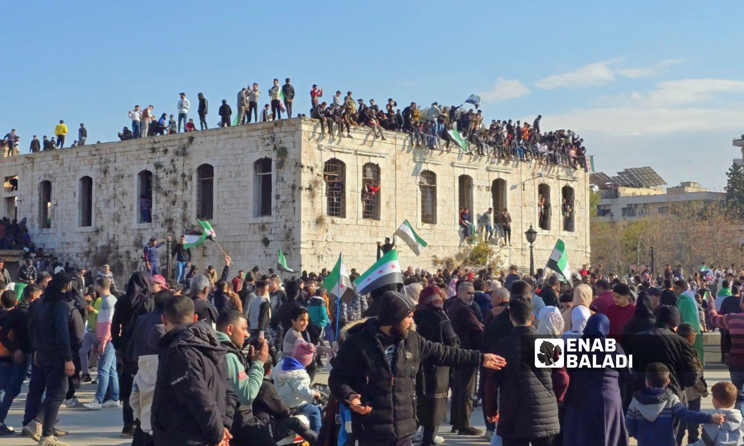 آلاف السوريين في حماة يحتفلون بسقوط النظام - 13 كانون الأول 2024 (/ إياد عبد الجواد)