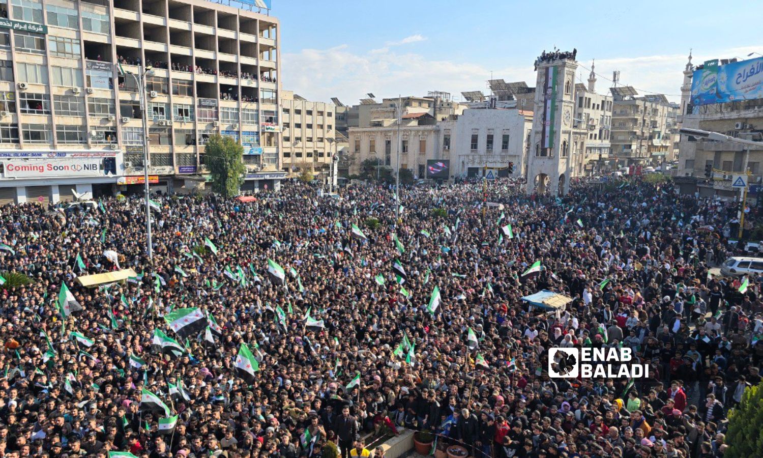 آلاف السوريين في حماة يحتفلون بسقوط النظام - 13 كانون الأول 2024 (/ إياد عبد الجواد)