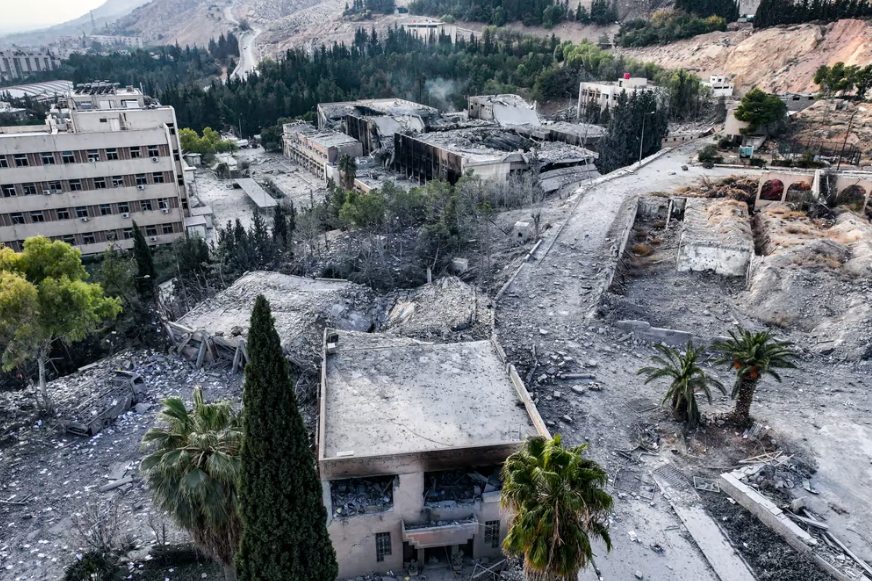 إسرائيل تُدمّر أهدافًا استراتيجية في سوريا وسط التحركات الروسية