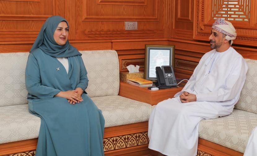 مناقشة مبادرات تدريب وتوظيف الكوادر الوطنية في المؤسسات الصحية بجنوب الباطنة