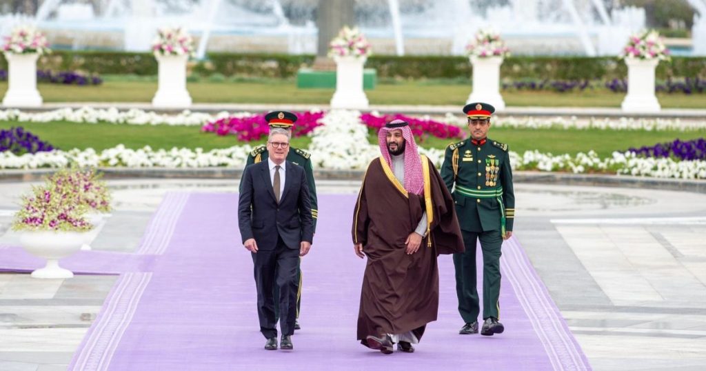 ولي العهد السعودي يستقبل رئيس الوزراء البريطاني في الرياض