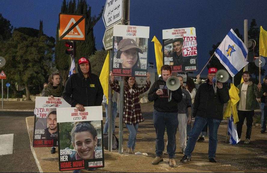 تقرير: الأسرى الإسرائيليون يعانون شتاءً صعبُا في غزة بينما تناشد عائلاتهم وقف إطلاق النار