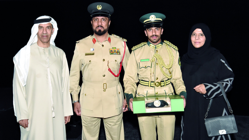 «شرطة دبي» تسعد قلوب أمهات الخريجين بمبادرة تكريم استثنائية