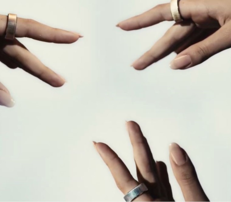 مجوهرات ذكية فاخرة لتعزيز صحة النساء