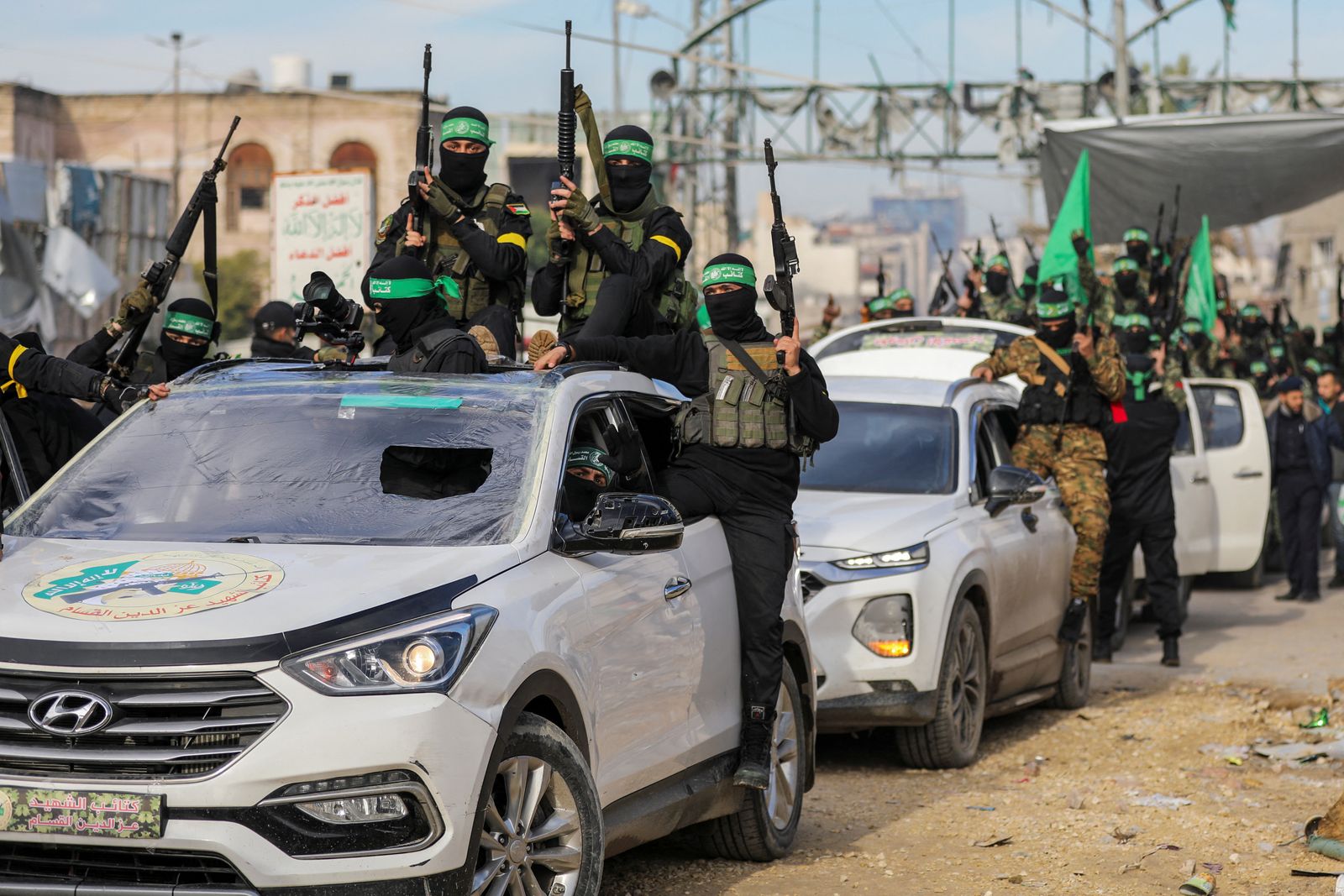 Palestinian Hamas militants parade before they hand over hostages who had been held in Gaza since the deadly October 7, 2023 attack, to members of the International Committee of the Red Cross (ICRC) as part of a ceasefire and a hostages-prisoners swap deal between Hamas and Israel, in Gaza City, January 25, 2025. REUTERS/Dawoud Abu Alkas