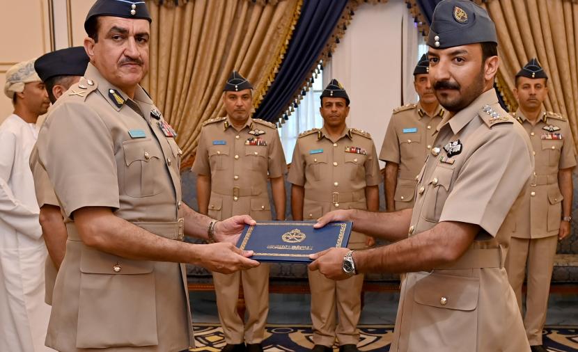 تسليم الشهادات لمدربي الطيران | جريدة الرؤية العمانية