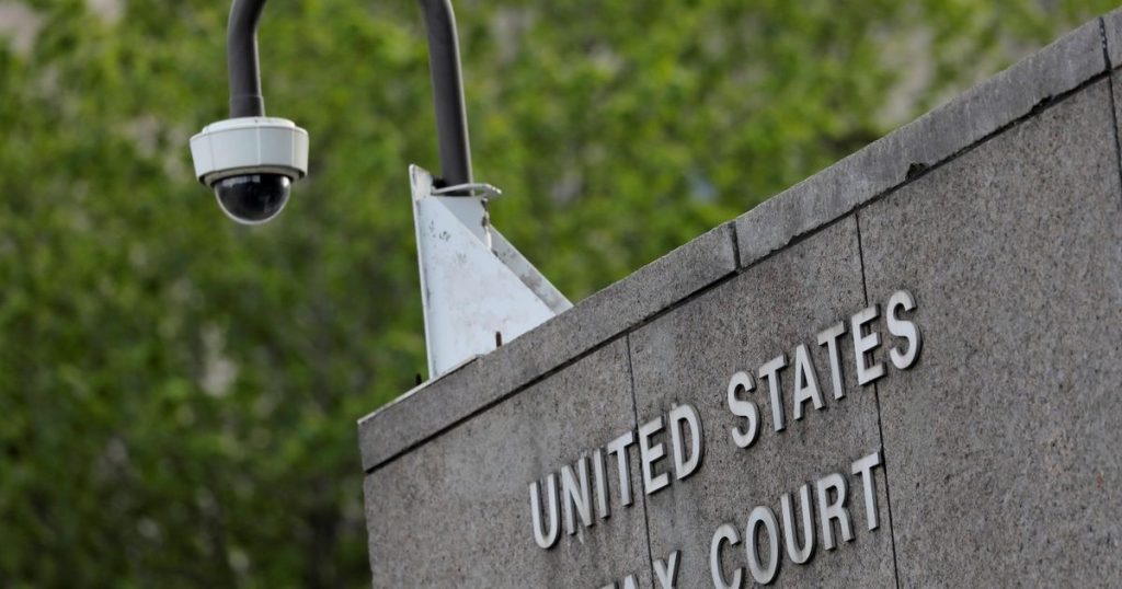 دراسة: رسوم ترمب الجمركية ستزيد الضرائب على الأميركيين