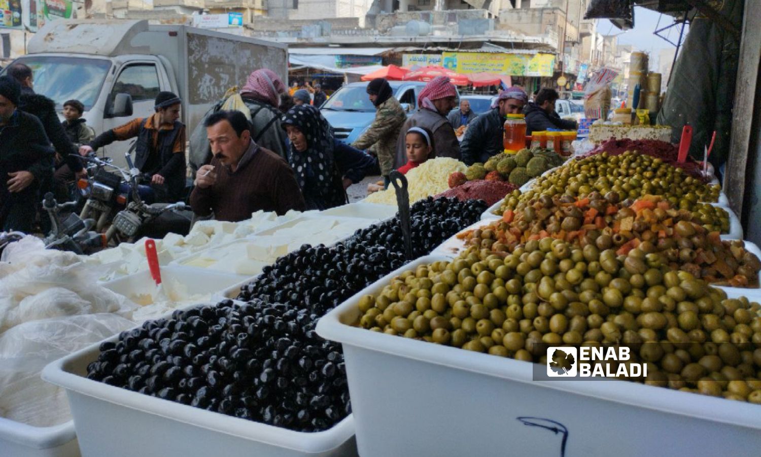 وصف تجار الإقبال "بالضعيف" لعدم قدرة الأهالي ماليًا في مدينة إدلب - 28 شباط 2025 (/ سماح علوش)