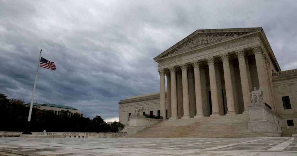 المحكمة العليا تخالف قرار ترمب بعزل رئيس مكتب حماية المبلغين