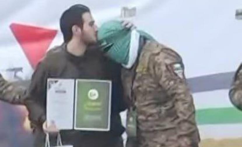 بالفيديو.. لقطة تخطف الأنظار خلال مراسم تسليم الأسرى الإسرائيليين