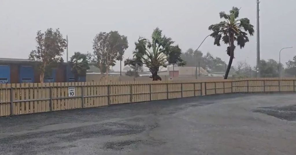 الإعصار المداري زيليا يضرب الساحل الغربي لأستراليا