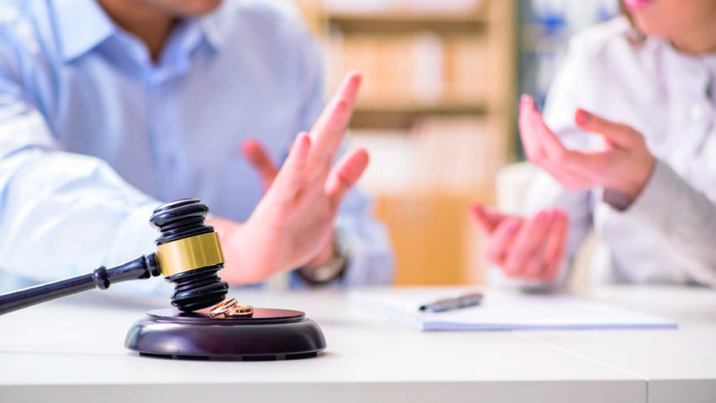 «سعر الصرف» يثير خلافات بين أزواج مقيمين حول «مكان الطلاق»