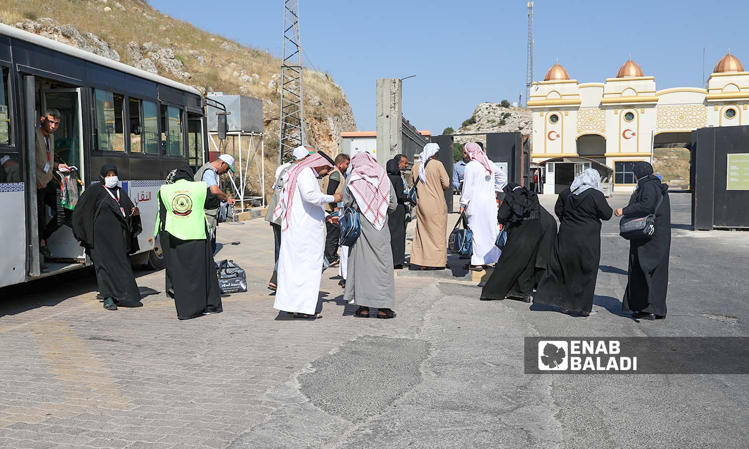 الحجاج السوريون عند معبر باب الهوى استعدادًا لعبورهم إلى تركيا 25 من حزيران 2023 (- إياد عبد الجواد)