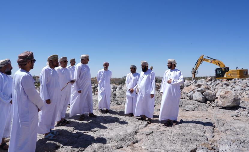 محافظ الداخلية يتفقد المشاريع الخدمية والتنموية بالجبل الأخضر