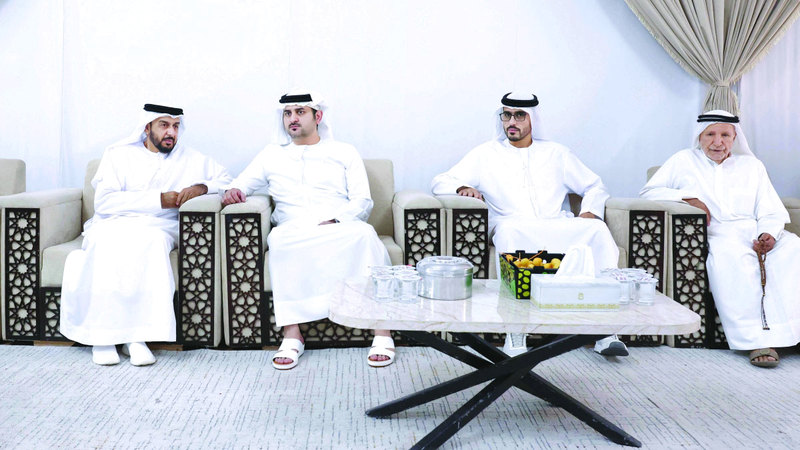 مكتوم بن محمد يقدّم واجب العزاء في وفاة عوشة بنت مكتوم