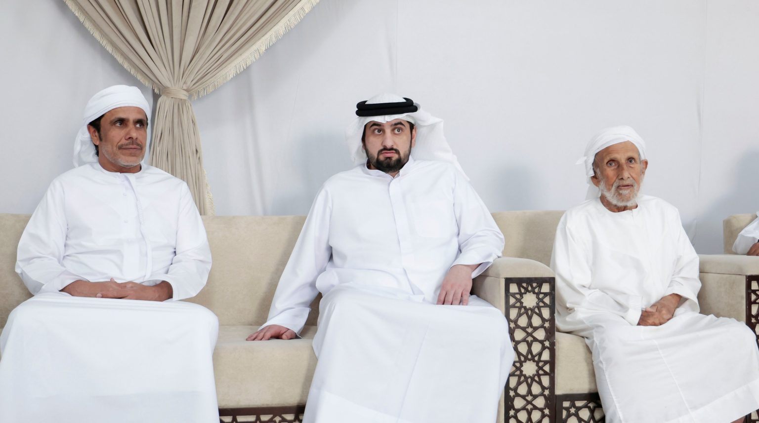 أحمد بن محمد يقدّم واجب العزاء في وفاة مبارك سعيد مرخان