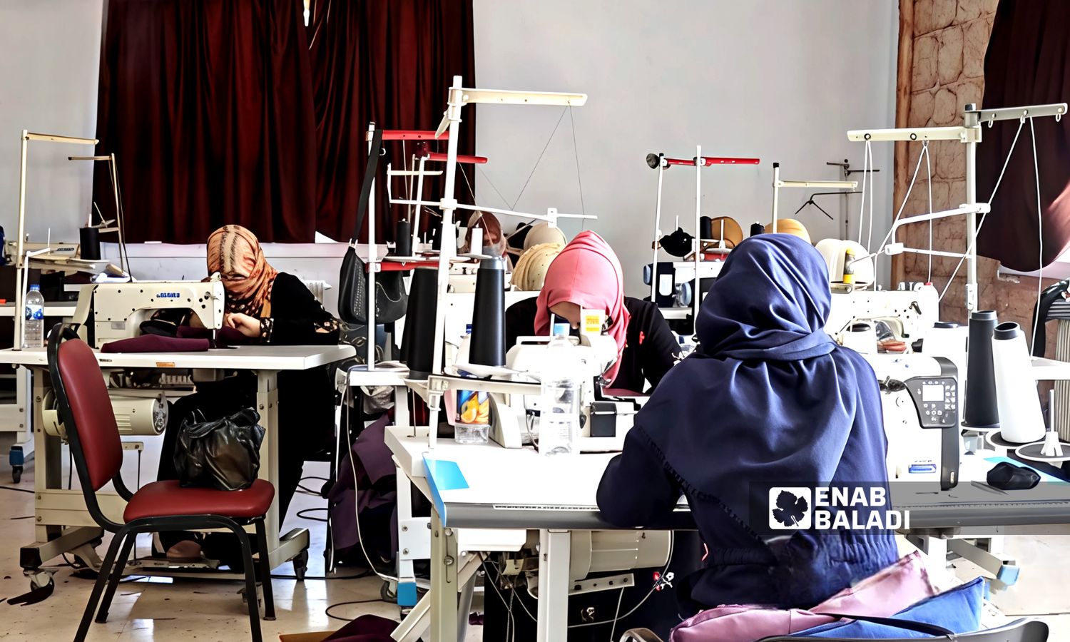 اتجهت العديد من النساء إلى تعلم مهنة الخياطة والعمل بها في مدينتي رأس العين وتل أبيض - 8 نيسان 2025 ()