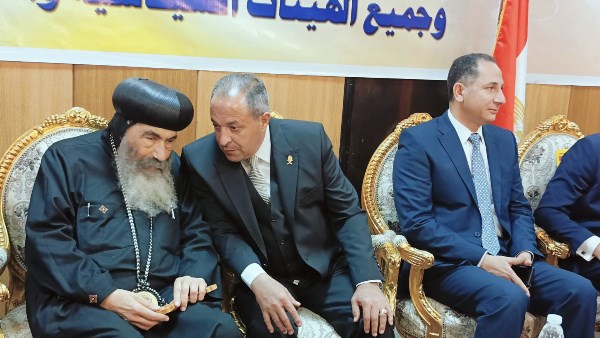 اتحادنا سر قوتنا.. محافظ بورسعيد يشيد بوحدة المصريين في عيد القيامة