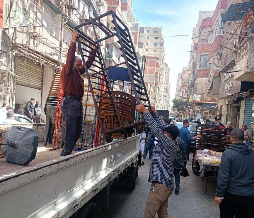 استجابة لشكاوي المواطنين.. حملة مكبرة تزيل الإشغالات من شوارع المنتزه في الإسكندرية