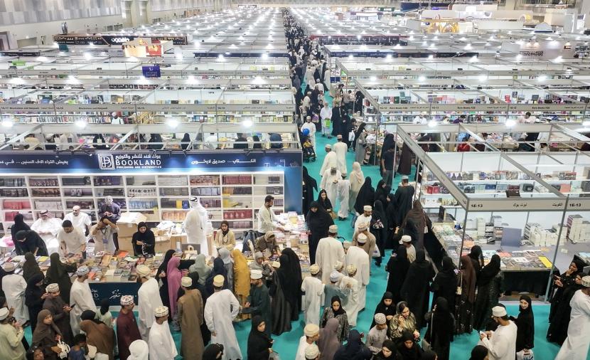 649.5 ألف زائر إلى معرض مسقط الدولي للكتاب بزيادة سنوية 64.81%