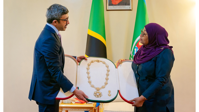 رئيس الدولة يمنح رئيسة تنزانيا «وسام أم الإمارات»