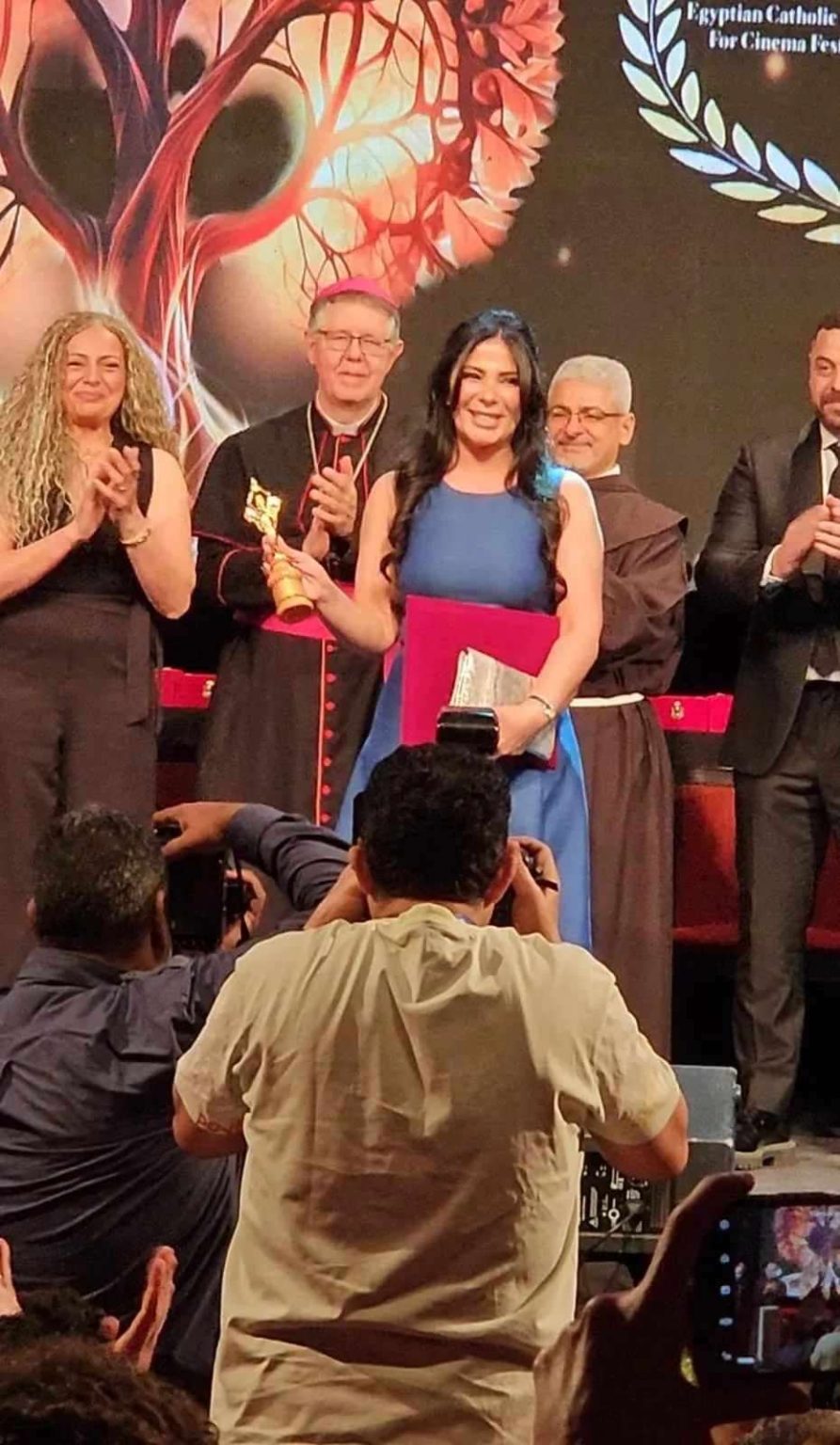 منى زكي تفوز بجائزة أفضل ممثلة عن “رحلة 404” في ختام مهرجان المركز الكاثوليكي المصري للسينما