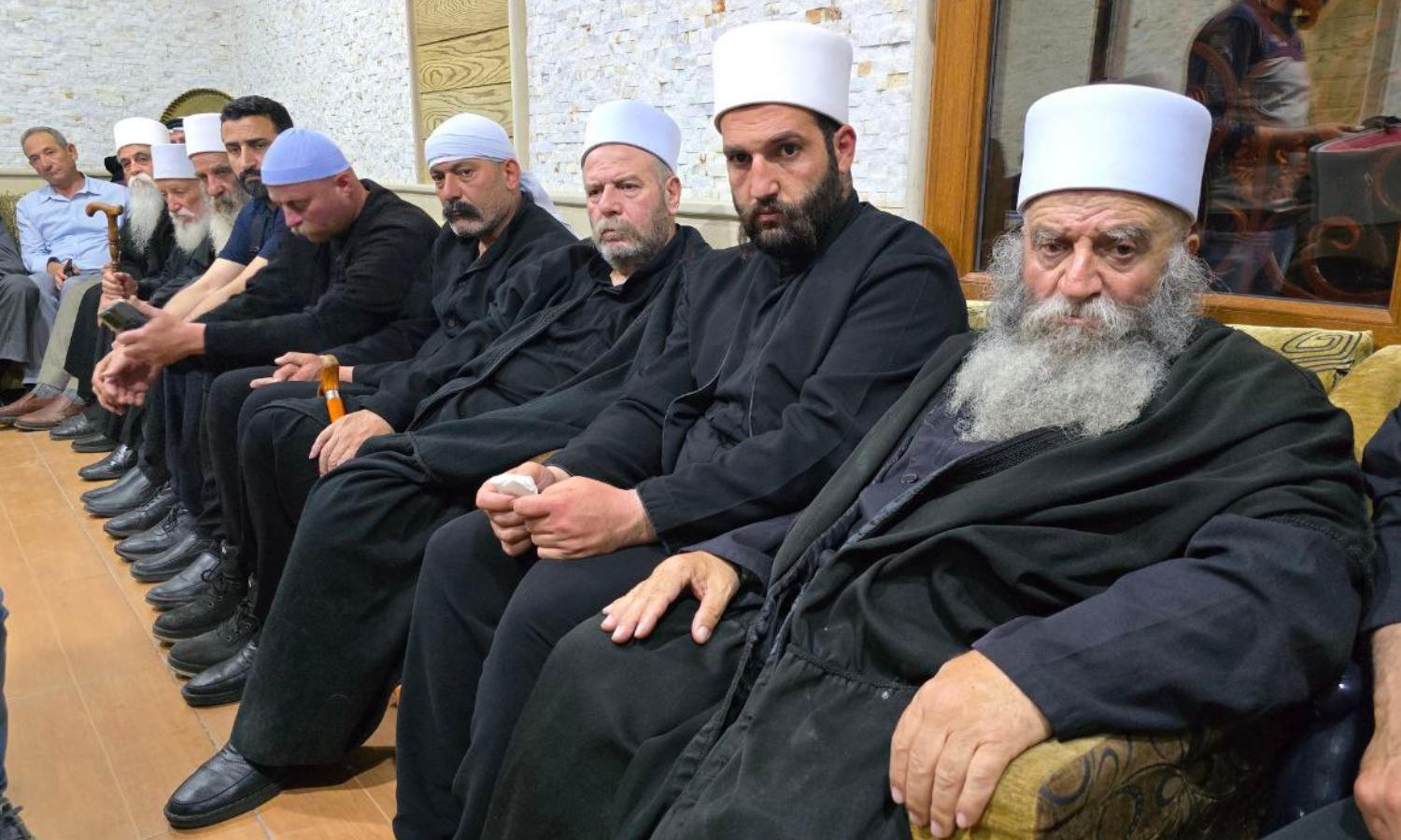 عدد من الوجهاء والشخصيات الاجتماعية في السويداء خلال اجتماع للتوصل إلى اتفاق مبدئي يقضي بوقف إطلاق النار في جرمانا وأشرفية صحنايا بريف دمشق - 30 نيسان 2025 (سانا)