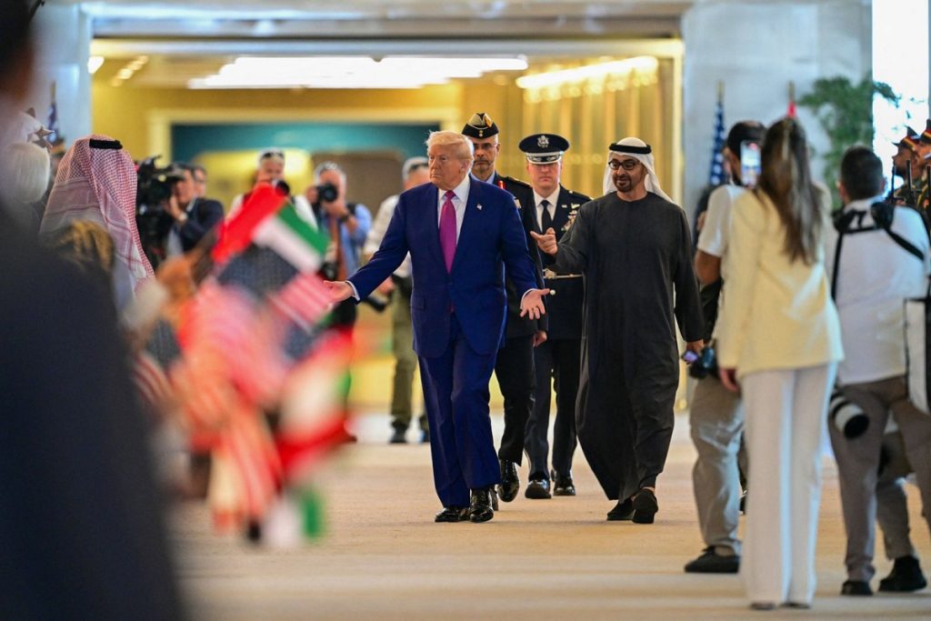 محمد بن زايد في مقدمة مستقبليه.. ترامب يصل إلى الإمارات